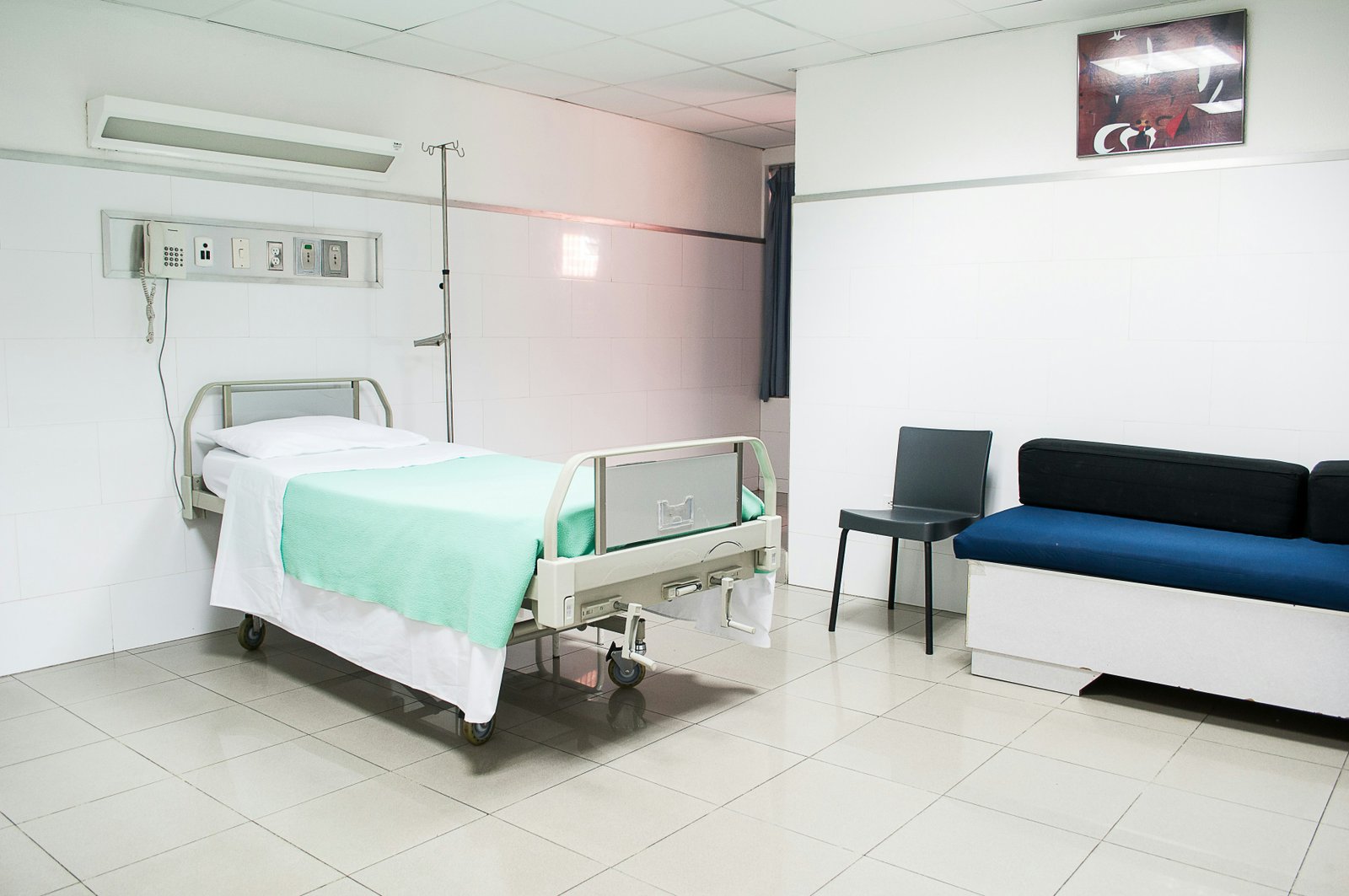 Patient admission bed